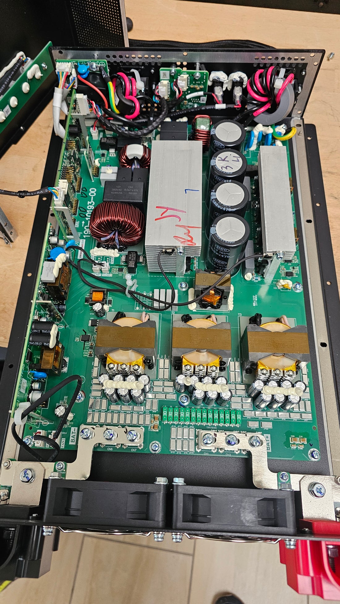 Unterschiede zwischen Niederfrequenz-Wechselrichten mit Transformator und Hochfrequenz-Wechselrichtern ohne Transformator.