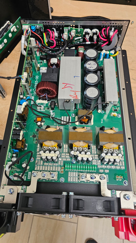 Unterschiede zwischen Niederfrequenz-Wechselrichten mit Transformator und Hochfrequenz-Wechselrichtern ohne Transformator.